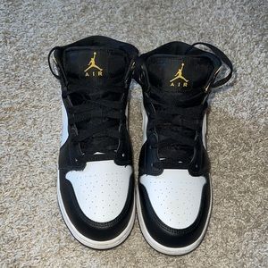 Jordan 1 Mid black and yellow